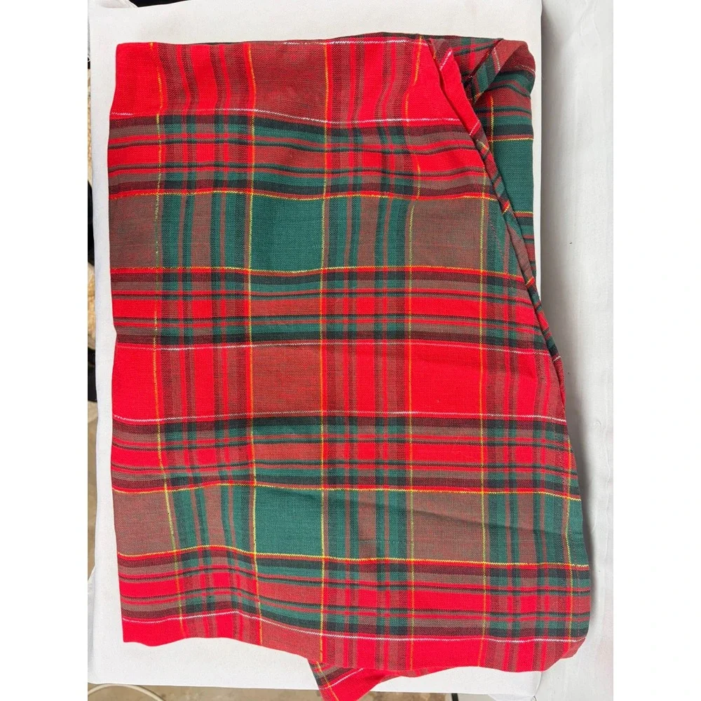 Vintage Christmas Red Green Plaid Tablecloth Gold Metallic Thread 70 x‎ 72 Round